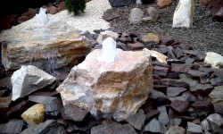 Z kamienia…. fontanna z podświetleniem led