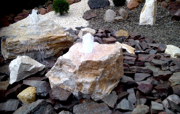 Z kamienia…. fontanna z podświetleniem led